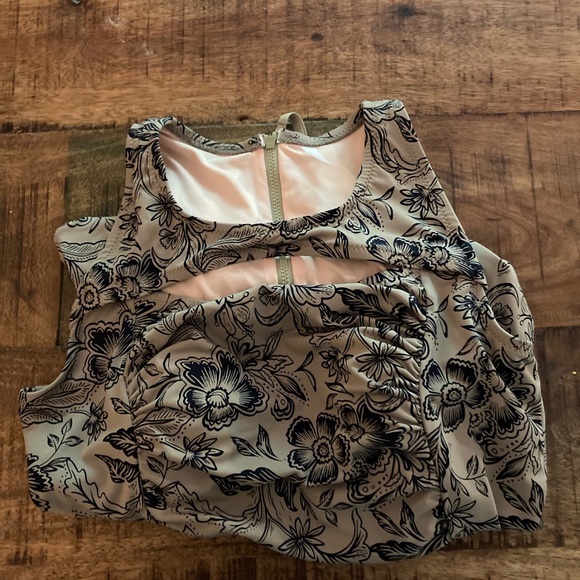 ♥️CLEARANCE♥️ Active High-Neck One-Piece Swimsuit NWT size 8 - Picture 5 of 5